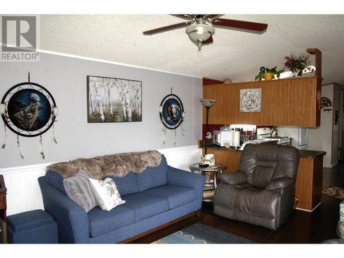 6064 Norman Road, 100 Mile House, BC - Indoor Photo Showing Living Room