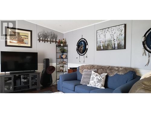 6064 Norman Road, 100 Mile House, BC - Indoor Photo Showing Living Room