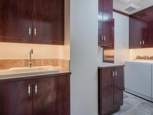 Salle de lavage - 12 Place Le Marronnier, Saint-Lambert, QC - Indoor Photo Showing Laundry Room