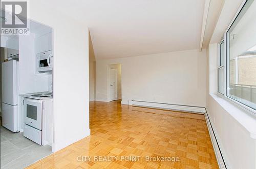 606 - 2 Grandstand Place, Toronto, ON - Indoor Photo Showing Kitchen