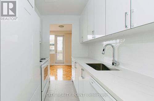 606 - 2 Grandstand Place, Toronto, ON - Indoor Photo Showing Kitchen