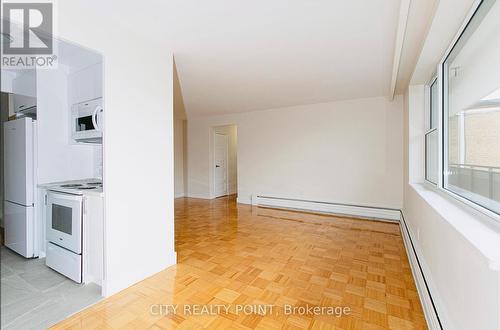 606 - 2 Grandstand Place, Toronto, ON - Indoor Photo Showing Kitchen