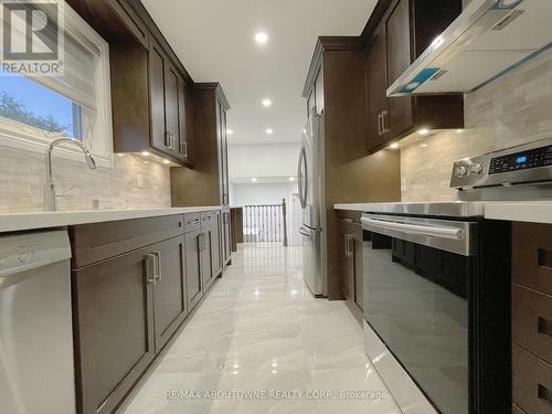 Upper - 2615 Windjammer Road, Mississauga, ON - Indoor Photo Showing Kitchen With Upgraded Kitchen