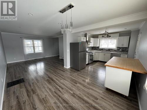 244 Hemlock Street, Timmins (Tne - Hill District), ON - Indoor Photo Showing Kitchen