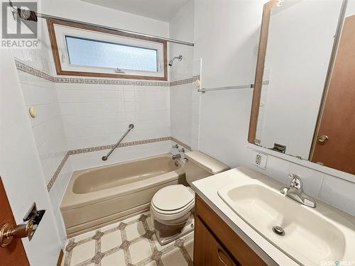 83 Macdonald Crescent, Swift Current, SK - Indoor Photo Showing Bathroom