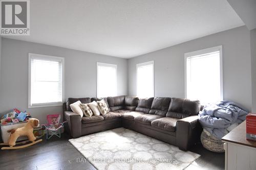 5 - 265 Ellen Davidson Drive, Oakville, ON - Indoor Photo Showing Living Room