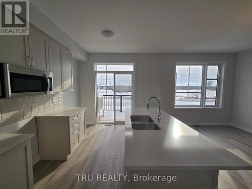 748 Lurgan Way, Ottawa, ON - Indoor Photo Showing Kitchen With Double Sink