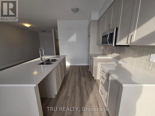 748 Lurgan Way, Ottawa, ON - Indoor Photo Showing Kitchen With Double Sink