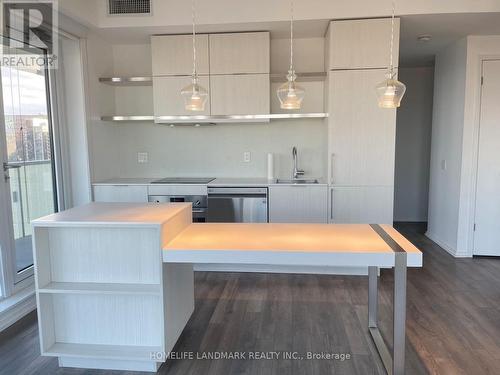 4805 - 197 Yonge Street, Toronto, ON - Indoor Photo Showing Kitchen With Upgraded Kitchen