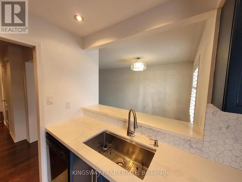 712 Shortreed Crescent, Milton, ON - Indoor Photo Showing Kitchen