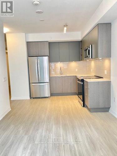 715 - 50 Dunfield Avenue, Toronto, ON - Indoor Photo Showing Kitchen