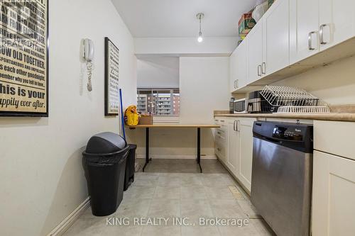 708 - 19 Four Winds Drive, Toronto, ON - Indoor Photo Showing Kitchen