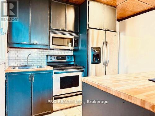 122 Milton Street, Toronto, ON - Indoor Photo Showing Kitchen