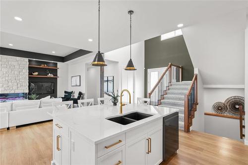 6 Ammeter Bay, Headingley, MB - Indoor Photo Showing Kitchen With Double Sink