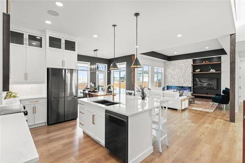 6 Ammeter Bay, Headingley, MB - Indoor Photo Showing Kitchen With Double Sink With Upgraded Kitchen