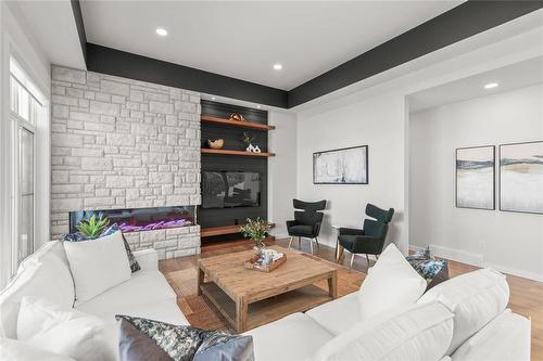 6 Ammeter Bay, Headingley, MB - Indoor Photo Showing Living Room