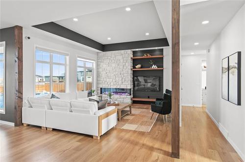 6 Ammeter Bay, Headingley, MB - Indoor Photo Showing Living Room