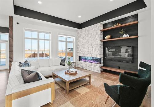 6 Ammeter Bay, Headingley, MB - Indoor Photo Showing Living Room