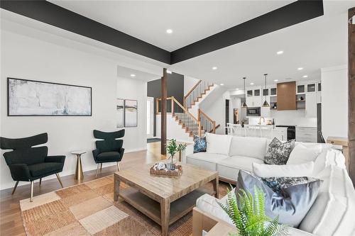 6 Ammeter Bay, Headingley, MB - Indoor Photo Showing Living Room