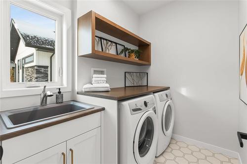 6 Ammeter Bay, Headingley, MB - Indoor Photo Showing Laundry Room