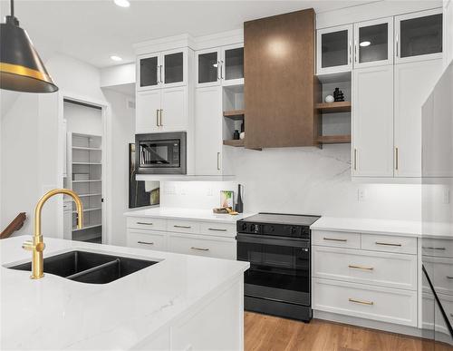 6 Ammeter Bay, Headingley, MB - Indoor Photo Showing Kitchen With Double Sink With Upgraded Kitchen