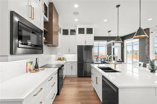 6 Ammeter Bay, Headingley, MB - Indoor Photo Showing Kitchen With Double Sink With Upgraded Kitchen