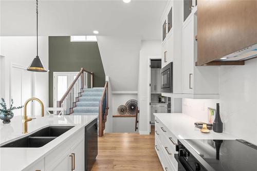 6 Ammeter Bay, Headingley, MB - Indoor Photo Showing Kitchen With Double Sink With Upgraded Kitchen