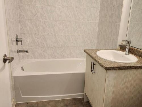 404-110 Grew Blvd, Georgina, ON - Indoor Photo Showing Bathroom