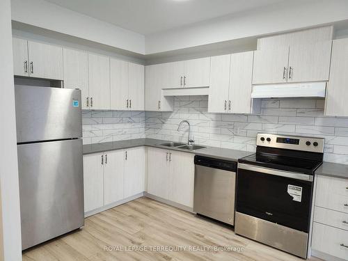 404-110 Grew Blvd, Georgina, ON - Indoor Photo Showing Kitchen With Double Sink