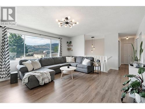 11029 Victoria Road S, Summerland, BC - Indoor Photo Showing Living Room