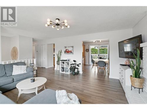 11029 Victoria Road S, Summerland, BC - Indoor Photo Showing Living Room