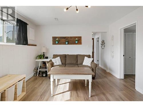 11029 Victoria Road S, Summerland, BC - Indoor Photo Showing Living Room