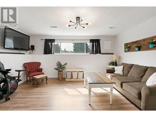 11029 Victoria Road S, Summerland, BC - Indoor Photo Showing Living Room