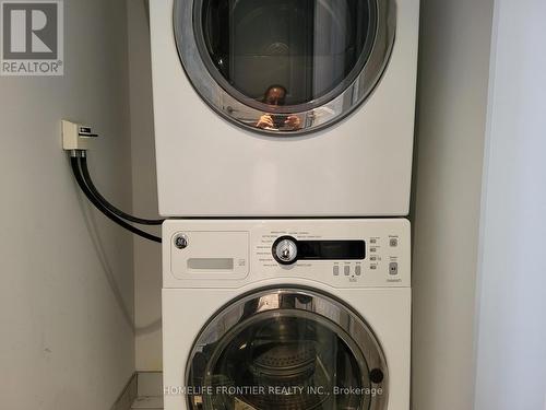 2405 - 386 Yonge Street, Toronto, ON - Indoor Photo Showing Laundry Room