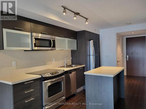 2405 - 386 Yonge Street, Toronto, ON - Indoor Photo Showing Kitchen