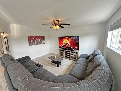 152 Hudson Street, Nipigon, ON - Indoor Photo Showing Living Room