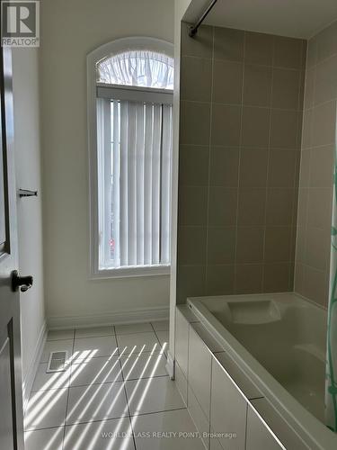 9 Lyle Way, Brampton, ON - Indoor Photo Showing Bathroom