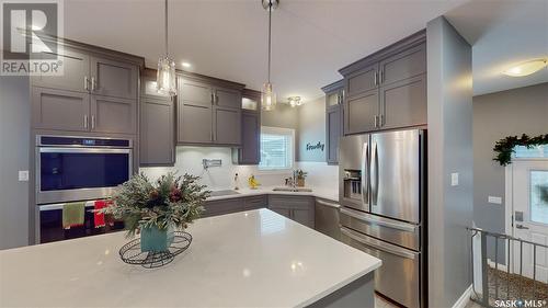 7033 Maple Fern Bay, Regina, SK - Indoor Photo Showing Kitchen With Upgraded Kitchen