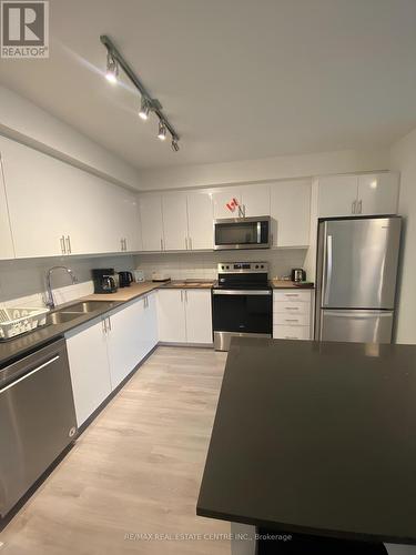 611 - 58 Lakeside Terrace, Barrie, ON - Indoor Photo Showing Kitchen With Double Sink