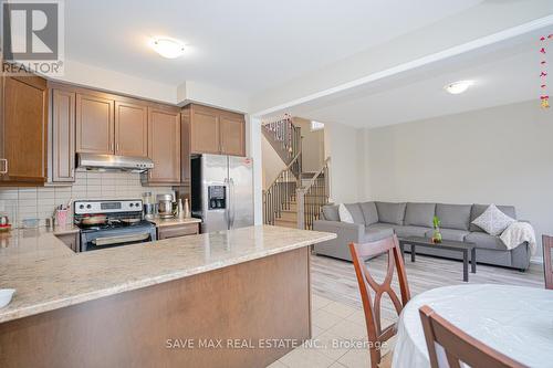 131 Vanhorne Close, Brampton, ON - Indoor Photo Showing Kitchen