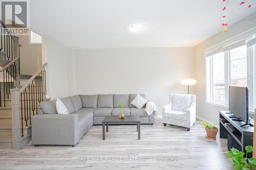 131 Vanhorne Close, Brampton, ON - Indoor Photo Showing Living Room