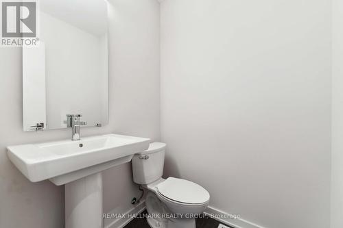 693 Honeydew Street, Ottawa, ON - Indoor Photo Showing Bathroom