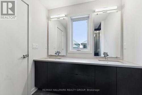 693 Honeydew Street, Ottawa, ON - Indoor Photo Showing Bathroom