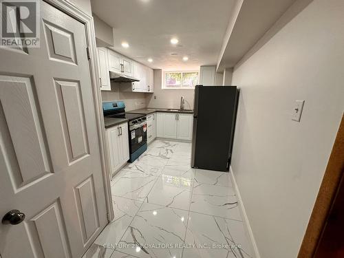 404 Trent Street W, Whitby, ON - Indoor Photo Showing Kitchen