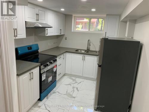 404 Trent Street W, Whitby, ON - Indoor Photo Showing Kitchen With Double Sink