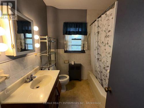 496 Carlton Street, St. Catharines (444 - Carlton/Bunting), ON - Indoor Photo Showing Bathroom