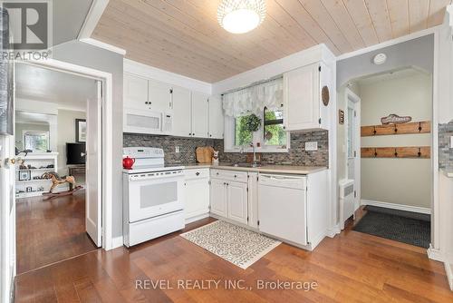 77 Bond Street E, Kawartha Lakes (Fenelon Falls), ON - Indoor Photo Showing Kitchen