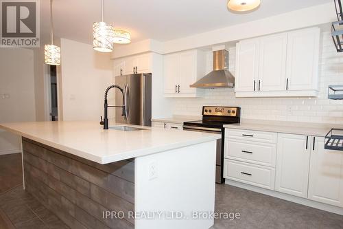 1576 Leblanc Court, Milton, ON - Indoor Photo Showing Kitchen With Upgraded Kitchen