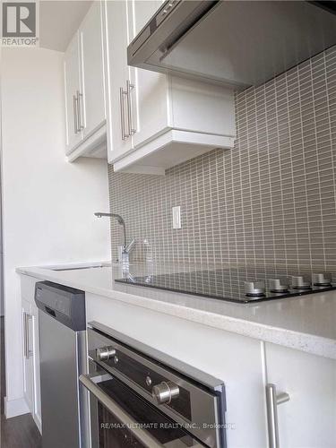 1602 - 2087 Fairview Street, Burlington, ON - Indoor Photo Showing Kitchen