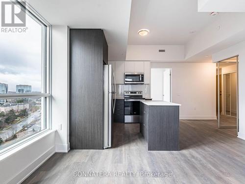 1602 - 202 Burnhamthorpe Road E, Mississauga, ON - Indoor Photo Showing Kitchen